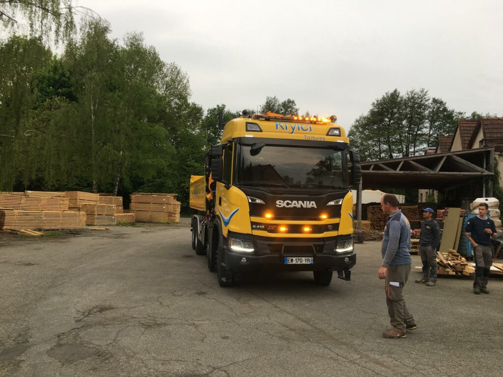 Camion grue de SASU BADI sur chantier