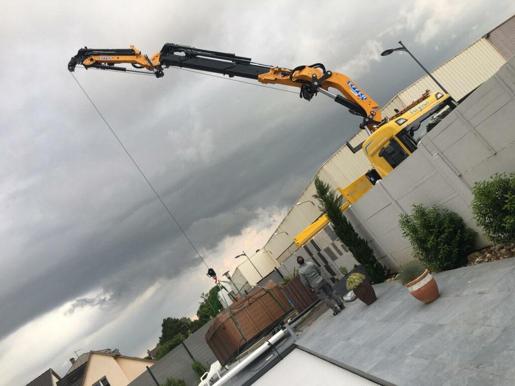 Bras de grue du camion de SASU BADI en manœuvre