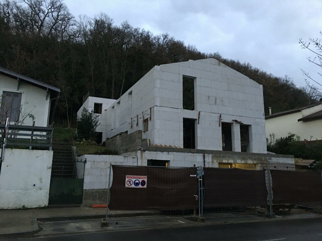 Maison en blocs coffrants, façade – SASU BADI