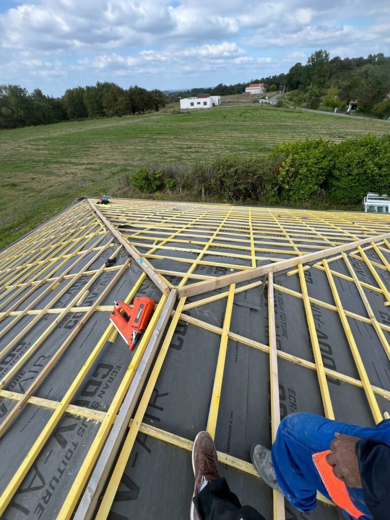 Pose de liteaux sur écran sous toiture – SASU BADI