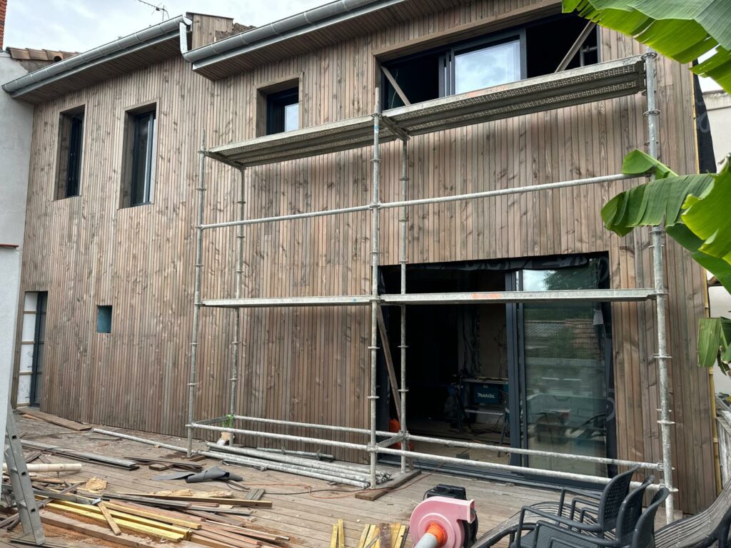 Bardage bois, façade arrière – SASU BADI