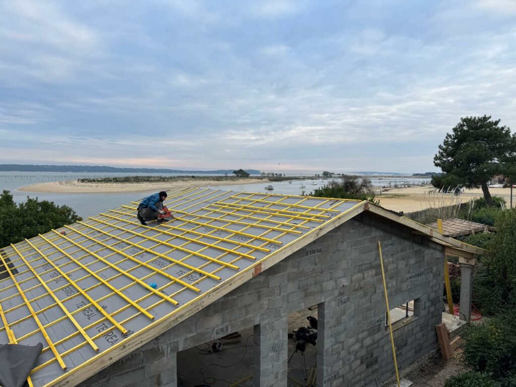 Liteaux sur écran sous toiture, bord de mer – SASU BADI
