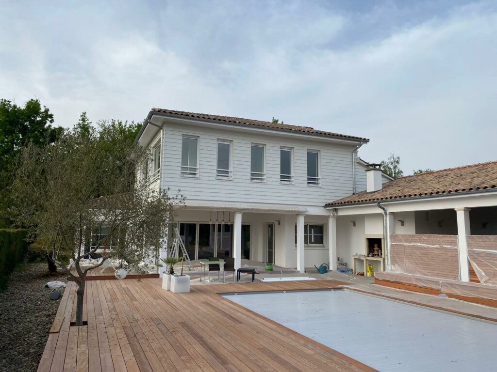 Terrasse en bois autour d'une piscine – SASU BADI